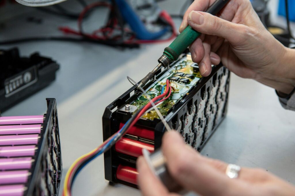Geopende batterijbehuizing