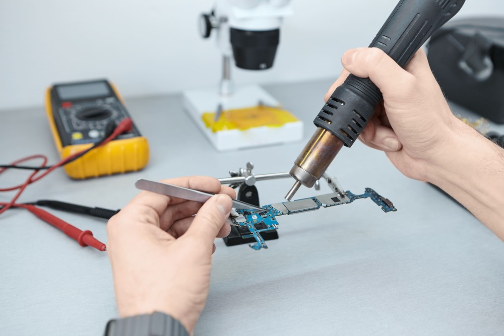 Technicus soldeert batterijcomponenten